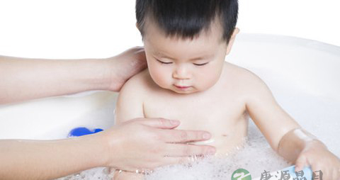 【如何减少宝宝吃夜奶次数】婴儿晚上不吃奶好吗