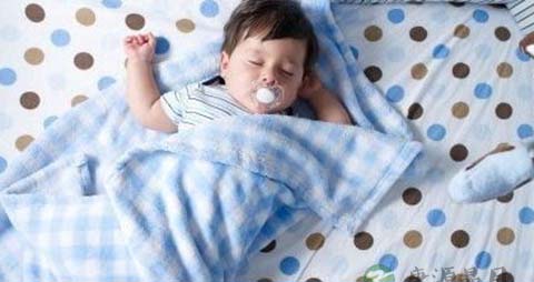 宝宝睡觉踢被子怎么办_睡觉踢被子解决方法