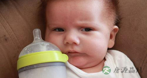 哪些宝宝容易牛奶过敏_牛奶过敏处理方法