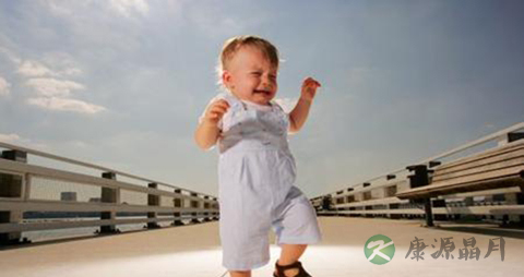 宝宝过早学步好不好_宝宝过早学步的利弊