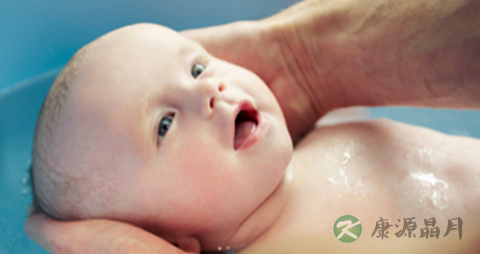 如何给新生宝宝洗澡_给新生宝宝洗澡的方法 如何给新生宝宝洗澡_给新生宝宝洗澡的方法