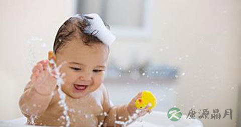 夏季宝宝能凉水擦身吗_夏季宝宝能凉水洗澡吗