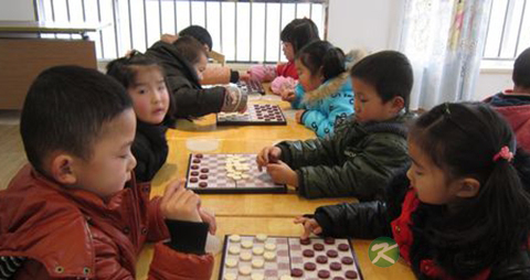 如何下棋有助于孩子益智培养_怎样教孩子下棋