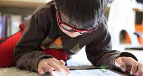 电子产品对孩子有什么危害_电子产品对孩子影响