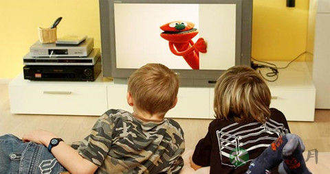 小孩多大可以看电视_多大的小孩可以看电视