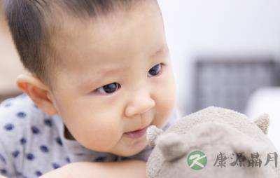 小宝宝爱吃手 家长应该阻止吗