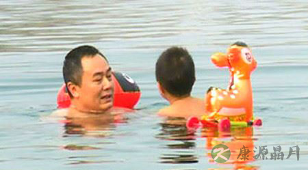 俄罗斯幼儿园挑战冰桶 ＂耐寒训练＂中国娃也需要