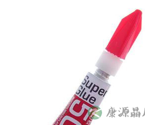 男孩将食品干燥剂扔进水杯眼睛被炸瞎