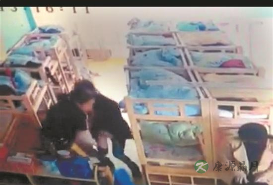 男童不午睡被扒光衣服放走廊 3名涉事老师辞职