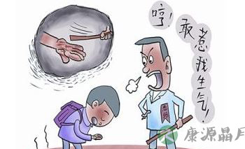寒冬父母体罚孩子全裸淋雨 邻居不忍报警