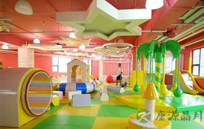 气蹦床被风刮飞致1死4伤 带孩子去游乐场需警惕