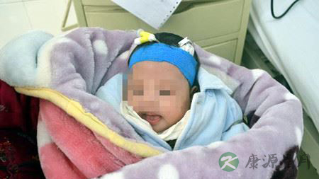 宝宝治病妈妈玩手机 护士报警揪出拐卖儿童团伙