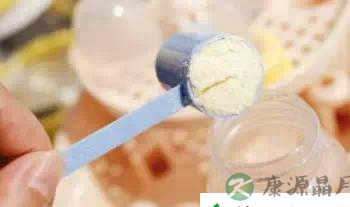 无知爸妈冲奶粉，差点夺走宝宝生命！