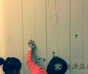 孙俪晒出儿女在墙上作画照片 作为家长你咋办？