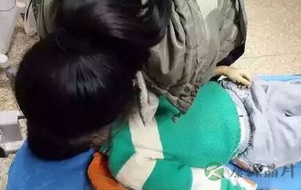 9岁男孩吊死在晾衣线上 家长称其在校遭体罚