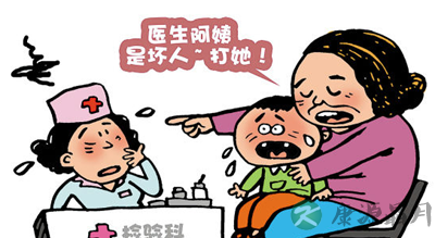 孩子看病抽血时哭闹 奶奶安慰称打医生
