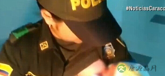 最美警察！女警森林发现弃婴 为其哺乳获赞