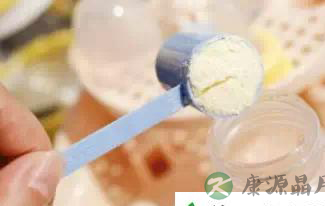 无知爸妈冲奶粉，差点夺走宝宝生命！