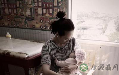 有女万事足！章子怡怀抱女儿醒醒 母女深情对视