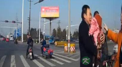 家长开着车孩子掉地上 吓坏后面司机