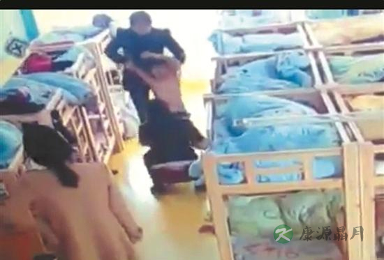 男童不午睡被扒光衣服放走廊 3名涉事老师辞职