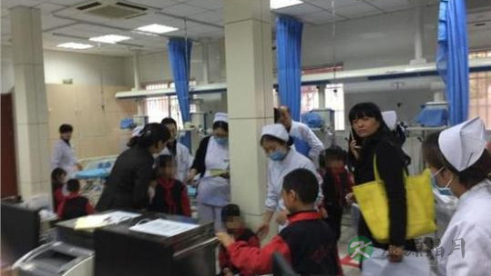 南京小学生发生电梯踩踏 重伤孩子面部裂伤严重