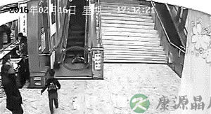 3岁男童扶梯上玩耍脸朝下摔倒 被夹断4根手指