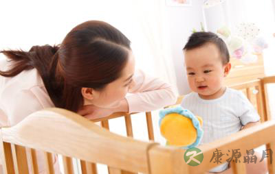 如何改正小宝宝吃手的不良习惯
