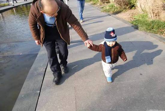 孩子不愿自己走路 怎么应对？