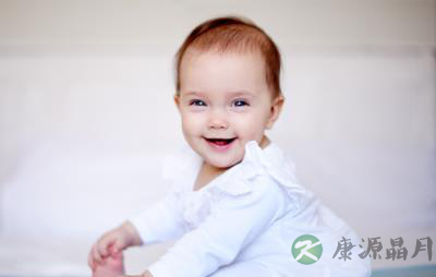 宝宝学坐东倒西歪 游戏来锻炼