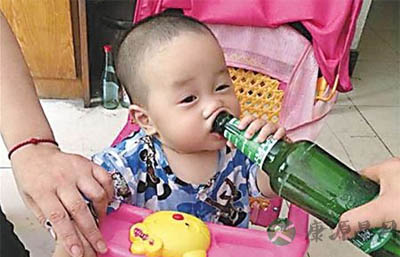 让1岁儿子喝酒 糊涂爸爸想让他成为男子汉