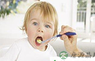 水、牛奶、辅食，看准年龄给baby加
