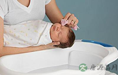 新生儿头上的乳痂并非卫生问题 洗头不要过度