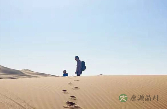 父母带两岁儿子自驾行走库布齐沙漠