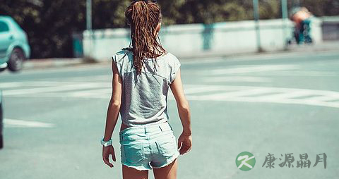 熊孩子冲上马路致货车侧翻 交通安全意识很淡薄