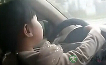 惊！网传小女孩开车上路 爸爸坐后排指挥