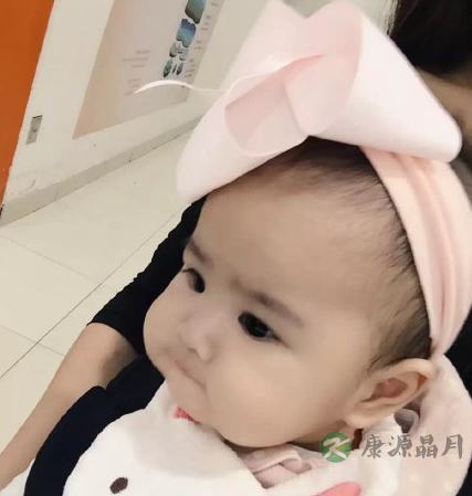 包贝尔冬至晒女儿萌照：给大家发“饺子”