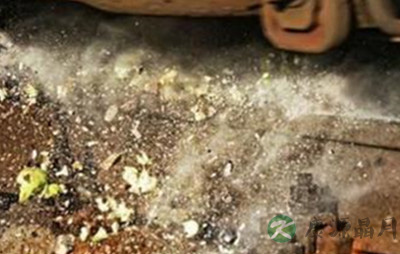 好奇心惹祸 熊孩子铁轨放石子逼停2动车