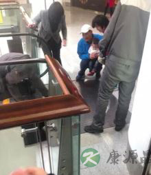 悲剧再现！北京1岁多女童被扶梯夹断5根手指