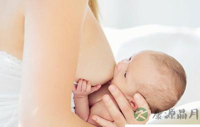 宝宝喝奶时“暴力”抓胸扯头发，怎么办？