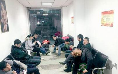 产科彩超检查一号难求 孕妇打地铺苦等4天