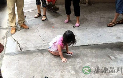 2岁女童5楼坠落无大碍 儿童坠楼千万别擅自急救