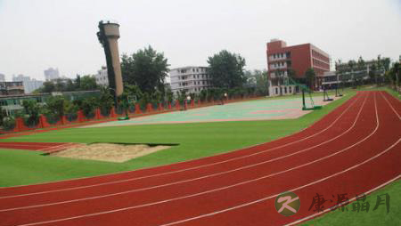 一小学疑现毒跑道致学生流鼻血和呕吐