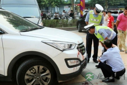 2岁男童被车轧当场身亡 事发时其母正看手机
