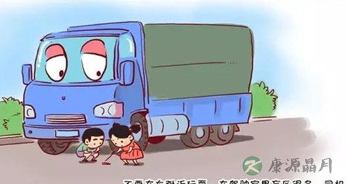 广州小学生被校车压死 早餐散落地上沾满血迹