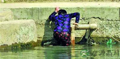 大妈不止能跳广场舞 还能救落水儿童