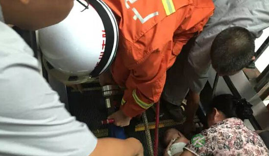 电梯又＂吃＂人！1岁幼童被卷入扶梯 左臂惨不忍睹