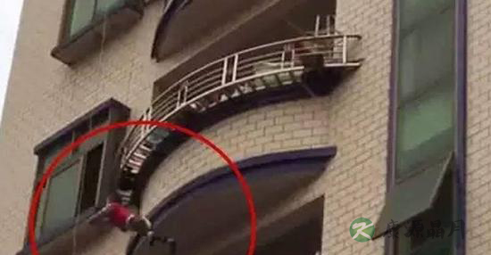 东莞1岁男童5楼坠落 众人用棉被接住
