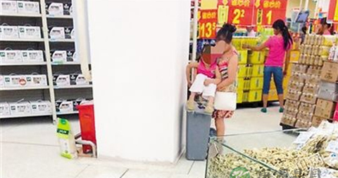 小孩被曝在超市食品区大便 宝宝尿急如何应对