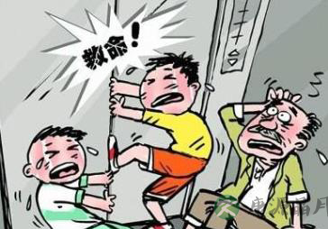 一家5口被困电梯 电梯骤停怎么办？